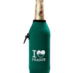 Neoprenový termoobal na skleněnou a PET láhev objem 0,5l potisk I love Prague green white